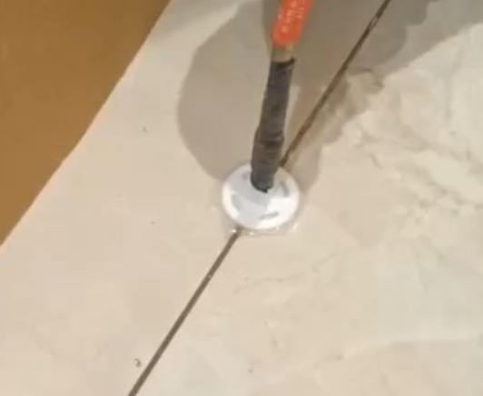 潍城瓷砖空鼓维修公司专业解答瓷砖在铺贴过程中，如果没有涂抹均匀到位的粘结材料（如水泥砂浆或瓷砖胶），可能会导致以下问题