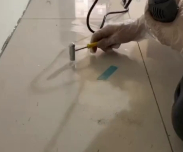 潍城瓷砖开裂维修公司专业分享瓷砖在铺贴前如果没有沥干水分，将会导致以下问题